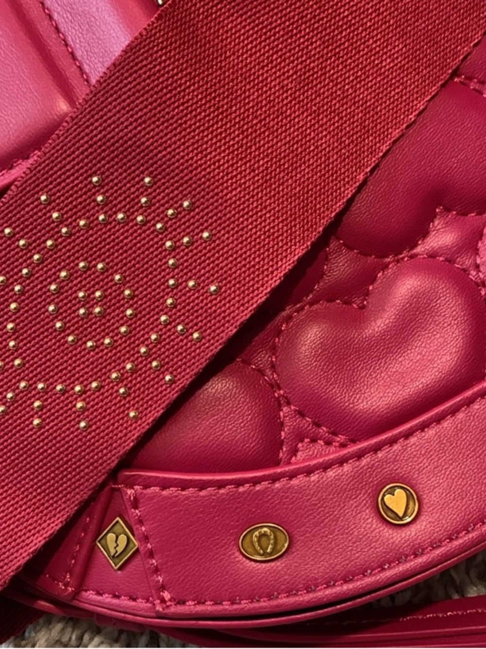 🕊️Betsey Johnson Icon Hearts Sling Bag - Picture 9 of 10